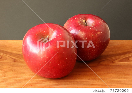 木のプレートにのったふじりんご 72720006