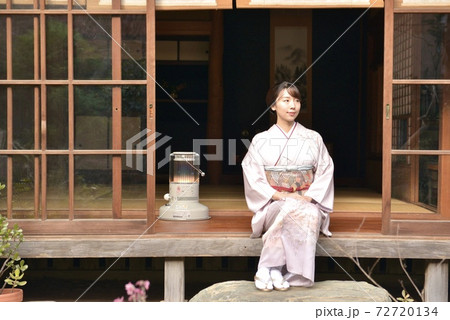 古民家の縁側に座る若く美しい着物女性 古民家の縁側に座る若く美しい着物女性 72720134