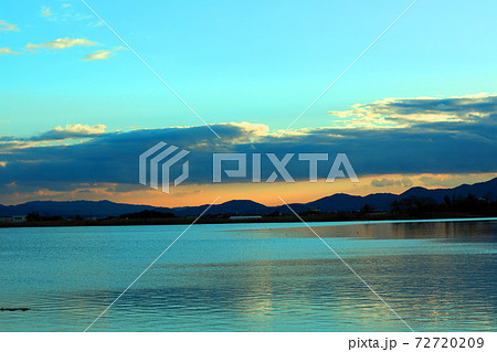 滋賀県草津市のびわ湖の畔から見る夕景、比叡山、びわ湖、夕日【12月】 72720209
