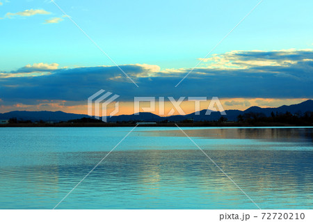 滋賀県草津市のびわ湖の畔から見る夕景、比叡山、びわ湖、夕日【12月】 72720210