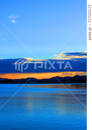 滋賀県草津市のびわ湖の畔から見る夕景、比叡山、びわ湖、夕日【12月】 滋賀県草津市のびわ湖の畔から見る夕景、比叡山、びわ湖、夕日【12月】 72720215