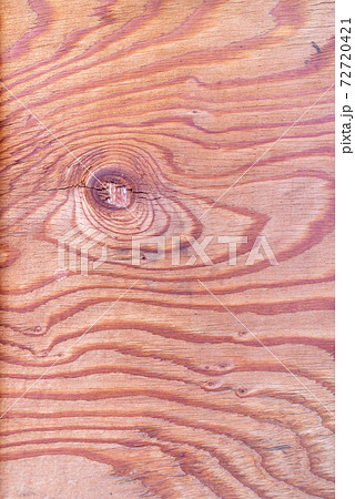 木目の入った木の板 72720421