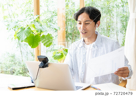 テレワーク リモートで仕事をする男性 72720479