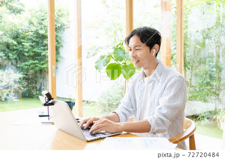 テレワーク リモートで仕事をする男性 テレワーク リモートで仕事をする男性 72720484