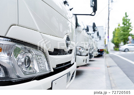 トラック 運送業 物流 ビジネスイメージ 72720505