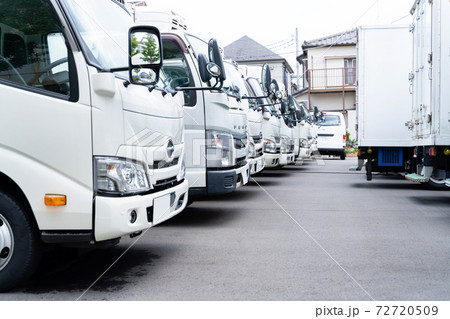 トラック 運送業 物流 ビジネスイメージ 72720509