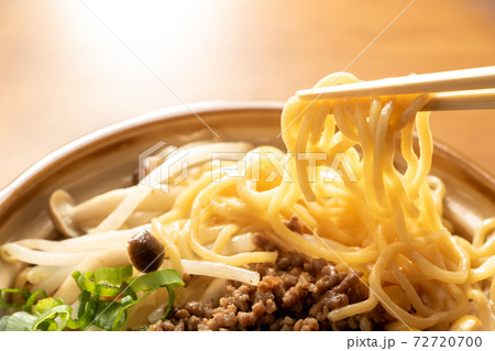 煮込みラーメン、箸上げ。 72720700