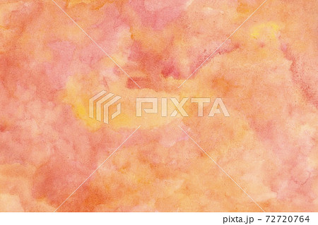 オレンジ色の抽象的水彩模様のテクスチャ背景 72720764