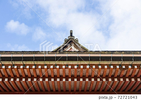 竹生島宝厳寺　本堂（弁才天堂）の屋根を見上げる 72721043