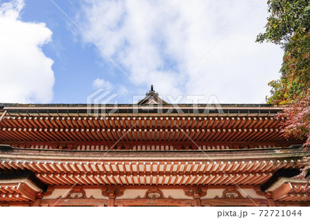 竹生島宝厳寺　本堂（弁才天堂）の屋根を見上げる 72721044