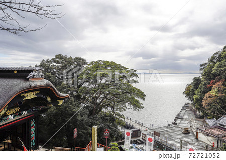 竹生島宝厳寺　唐門と桟橋を望む 72721052