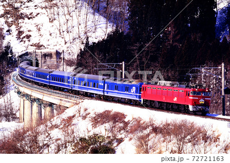 1997年 奥羽本線を行くEF81137ブルートレイン鳥海の写真素材