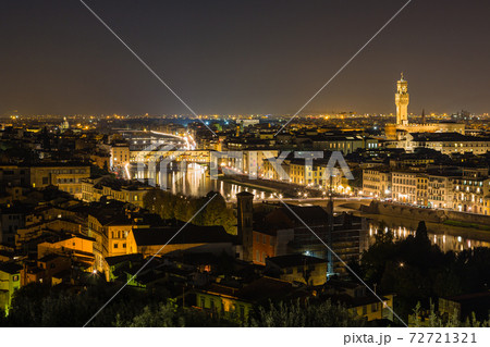 イタリア ミケランジェロ広場から見えるフィレンツェの夜景の写真素材