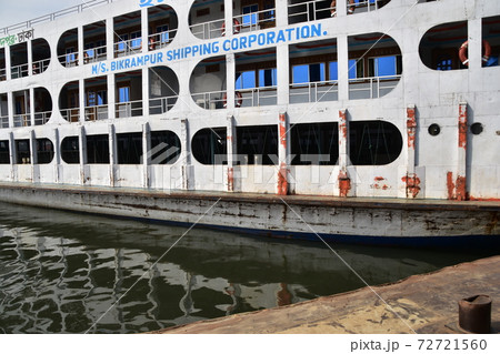 バングラデシュのダッカ 船着場のショドル・ガットに停留中のフェリー レトロな船体と客室 バングラデシュのダッカ 船着場のショドル・ガットに停留中のフェリー レトロな船体と客室 72721560