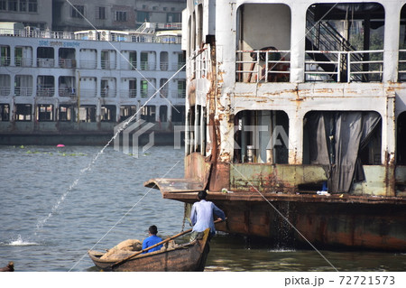 バングラデシュのダッカ　船着場のショドル・ガットに停留中の中型船　ブリゴンガ川を行き交う小船 72721573