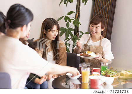 ベビーカフェでランチするママ友 72721738