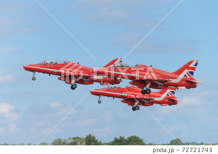 イギリス空軍レッドアローズ編隊離陸 イギリス空軍レッドアローズ編隊離陸 72721743