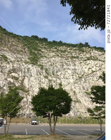 石灰岩の採石場跡地の崖 72721841