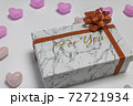 ハートいっぱいのバレンタインデープレゼント 72721934