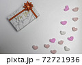 ハートいっぱいのバレンタインデープレゼント 72721936