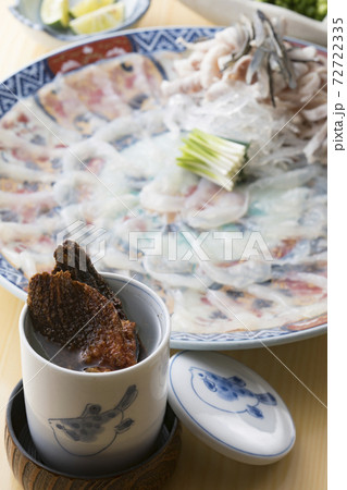 ひれ酒とフグ刺し ひれ酒とフグ刺し 72722335