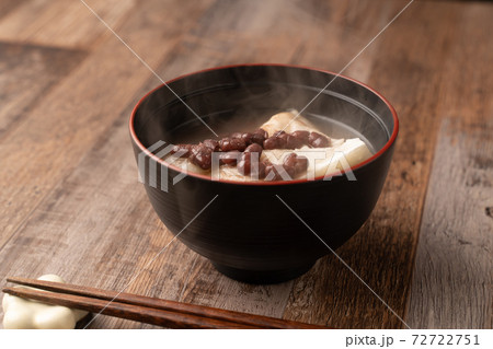 湯気のたつお汁粉 72722751