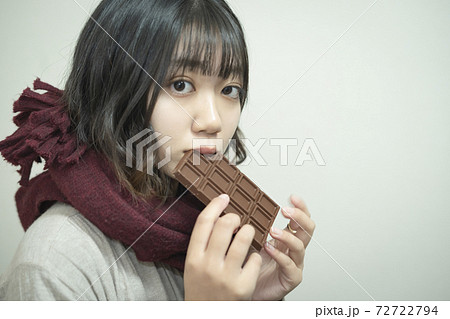 バレンタインをイメージした女性のポートレート バレンタインをイメージした女性のポートレート 72722794