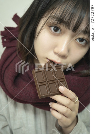 バレンタインをイメージした女性のポートレート 72722797
