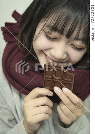 バレンタインをイメージした女性のポートレート バレンタインをイメージした女性のポートレート 72722801