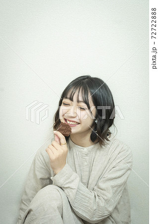 バレンタインをイメージした女性のポートレートの写真素材