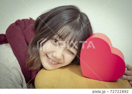 バレンタインをイメージした女性のポートレート バレンタインをイメージした女性のポートレート 72722892