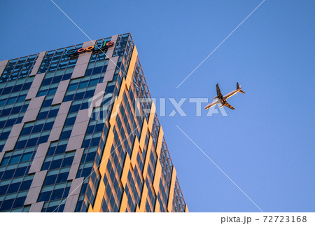 日本の東京都市景観 冬至の渋谷から望む航空機(左の渋谷ストリームや機体も夕日を浴びオレンジ色に…) 日本の東京都市景観 冬至の渋谷から望む航空機(左の渋谷ストリームや機体も夕日を浴びオレンジ色に…) 72723168