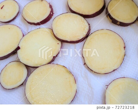 超簡単 芋チップ造り 家庭料理 美味しい ヘルシー おやつ ステイホーム 素材 背景 超簡単 芋チップ造り 家庭料理 美味しい ヘルシー おやつ ステイホーム 素材 背景 72723218