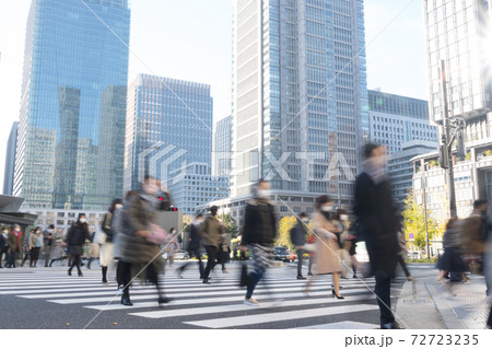 コロナ　第3波　感染拡大　通勤　東京駅　会社へ向かう人々　2020年冬 72723235