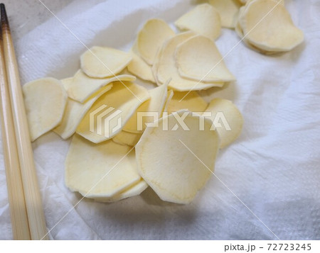 超簡単 芋チップ造り 家庭料理 美味しい ヘルシー おやつ ステイホーム 素材 背景 超簡単 芋チップ造り 家庭料理 美味しい ヘルシー おやつ ステイホーム 素材 背景 72723245