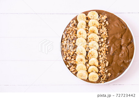 chocolate smoothies bowl 72723442