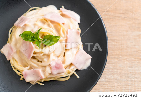 spaghetti carbonara ham 72723493
