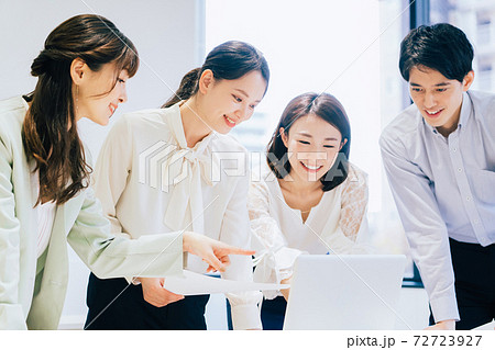 ビジネスシーン （会議、ミーティング） 72723927