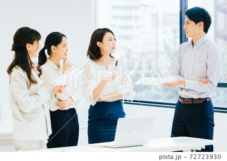 ビジネスシーン （会議、ミーティング） 72723930