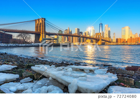 Brooklyn bridge and Manhattan at winter sunrise 72724080