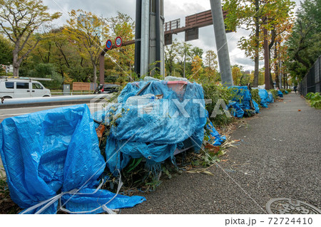 歩道に置かれたホームレスの荷物 72724410