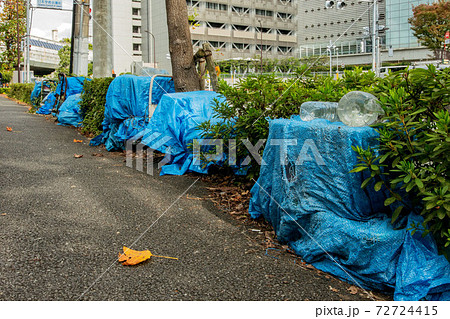 歩道に置かれたホームレスの荷物 72724415