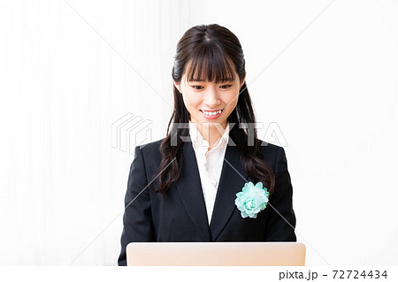 オンライン式典に参加する若い女性 72724434