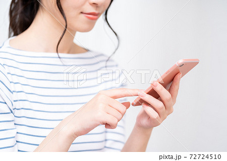 スマホを操作する若い女性(パーツ) スマホを操作する若い女性(パーツ) 72724510