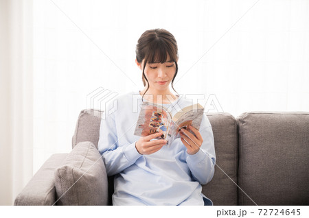 コミックを読む女性 コミックを読む女性 72724645