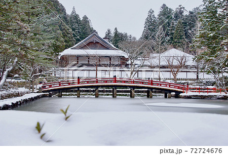 雪の高野山 蓮池の風景 和歌山県伊都郡高野町 雪の高野山 蓮池の風景 和歌山県伊都郡高野町 72724676