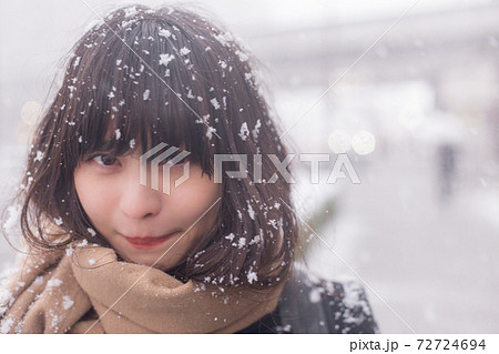 髪に積もる雪とカメラ目線の女性 髪に積もる雪とカメラ目線の女性 72724694