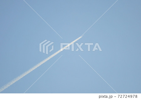 美しいヒコーキ雲（青空背景）　きれいなヒコーキ雲（青空背景） 72724978