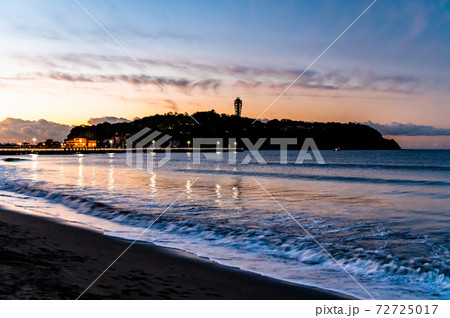 神奈川県藤沢市　早朝の江ノ島（片瀬西浜から） 72725017