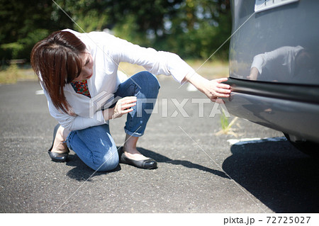 車の傷を確認する女性の写真素材 [72725027] - PIXTA